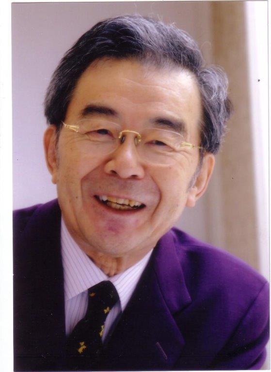 笑顔で映っている堀田 力氏の写真