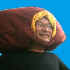 サツマイモの被り物を顔にかぶっている西川 正様の写真