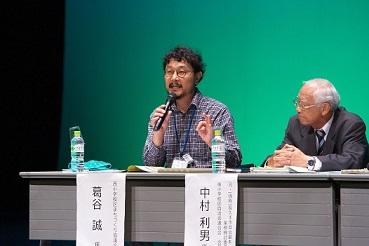 マイクをもって話をしている葛谷誠氏と横に座っている中村利男氏の写真