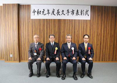 受賞された人と市長との集合写真