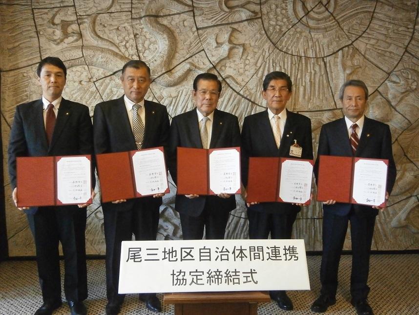 職員派遣交流事業の5人の方々の集合写真