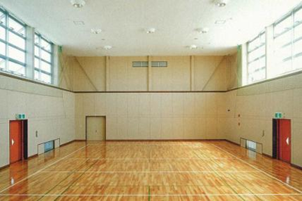 天井の高い多目的ホール内の写真