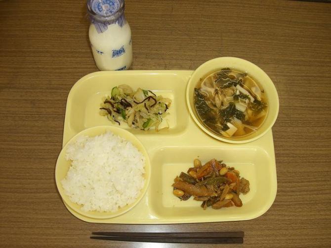 給食トレーの上に、ごはん、すまし汁、鉄火みそ、塩こんぶあえ、牛乳瓶と箸が置いてある写真