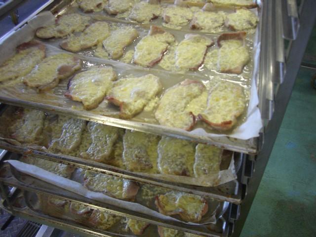 オーブンに入れた豚肉の上に乗せたチーズが溶けて焼きあがった写真