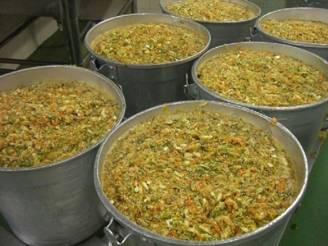 刻んだ野菜と調味料のたれが入った6つの食缶が並んでいる写真