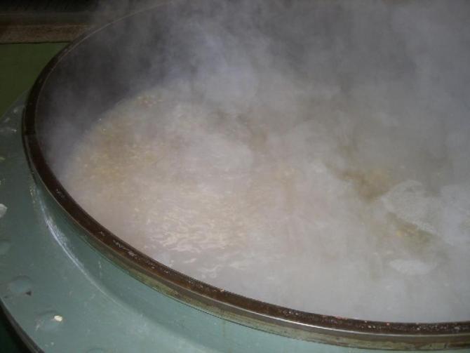 大きな釜の中に大量の大豆をいれて煮ている写煮