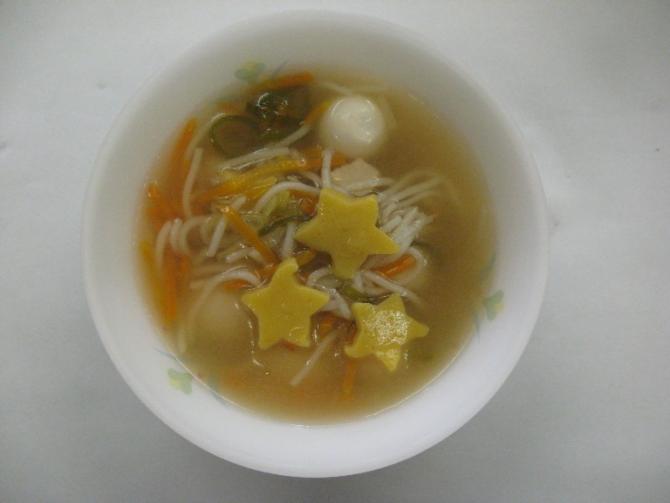 白いお椀に、そうめんやうずらの卵、星の形をしたかまぼこなどが入った、たなばた汁の写真