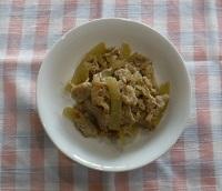 豚肉のしょうが炒めを白い器に盛り付け上真上から写した写真
