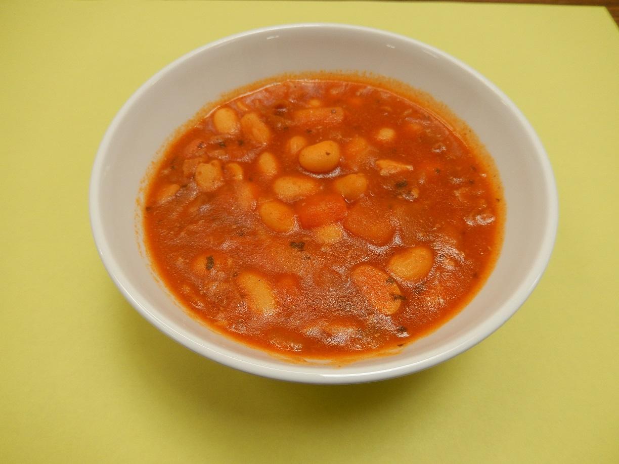 白い器に、豚もも肉や野菜などをトマト味で煮込んで調理されて完成した、ポークビーンズの写真