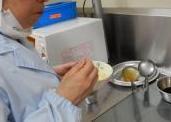 味見をして、調味料の分量を調整している写真