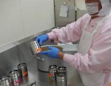 名前ラベルが貼ってある専用の容器をみている調理師の写真