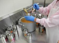 専用の容器にアレルギー対応食を詰めている写真