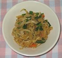 白い皿の上に盛りつけられた、切干大根や焼き豚、野菜で作られた切干大根の炒めナムル の写真