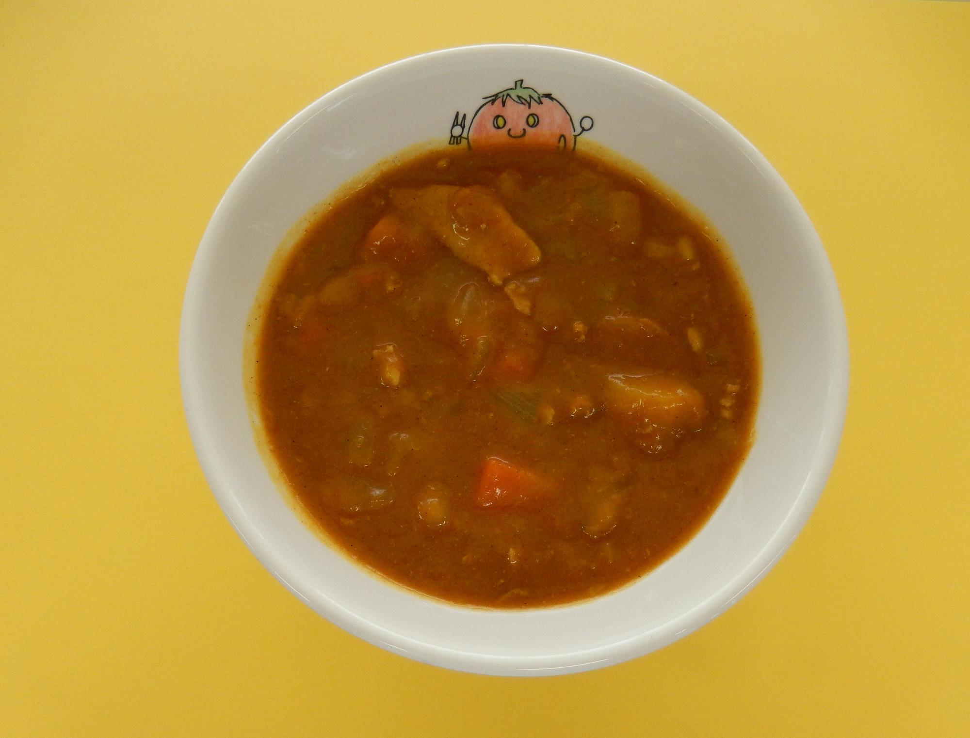 白いお椀に、具だくさんのカレーが入った写真