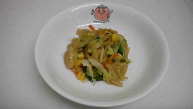 白い皿の上に盛りつけられた、れんこんをはじめきゅうりやにんじん、キャベツを使ったれんこんサラダの写真