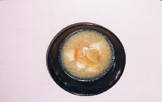お椀の中に鮭や野菜などで調理され完成した入っている石狩汁の写真