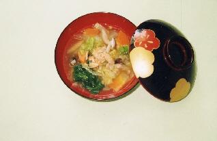 お椀の中に、まぐろや野菜などが入っている船場汁の写真