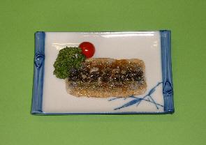 魚皿の上に、ブロッコリーとプチトマト、カットされ焼いたさんまの蒲焼きの写真