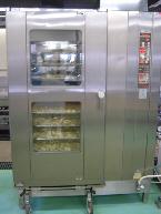 スチームコンベクションオーブンでサナに並べたさつまいもを入れ蒸している写真