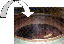 調理で使用する大きな釜を上から撮影した写真