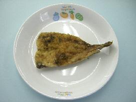 白い器に、こんがりきつね色に揚がったいわしの開きが盛りつけられた、いわしの香味揚げの写真