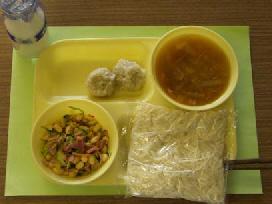 給食トレーの上にメニューの一つの大豆サラダが置いてある写真