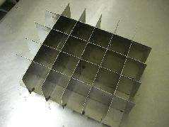 アルミで作られた、縦横の仕切りが均等に交差している器具の写真