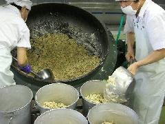 全ての材料を混ぜ合わせたものを食缶に分け入れている写真