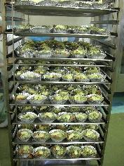 アルミカップに入れた材料を天板が並べてある写真