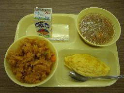 給食トレーの上にメニューの一つのチキンライスが乗せてある写真