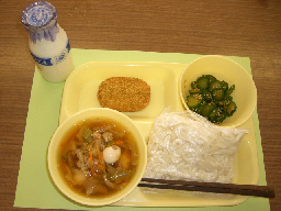 五目あんかけうどん、牛乳、枝豆コロッケ、きゅうりのごまじょうゆが机に並べられている写真