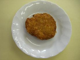 丸い白い皿の上に盛りつけたれんこんサンドフライの写真