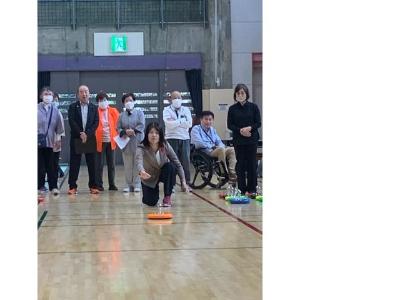 カローリング交流大会で市長が始球式を行ってる際の写真