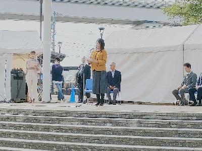 楓まつりであいさつしている際の写真