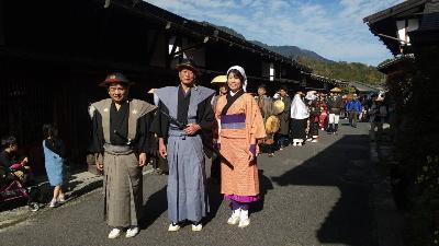 妻籠宿文化文政風俗絵巻之行列で南木曽町町長他との記念撮影写真