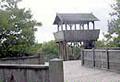 高床式住居の様な形をした建物が設置されている歴史公園内の写真