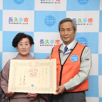 受賞者の野嵜さんと市長の写真