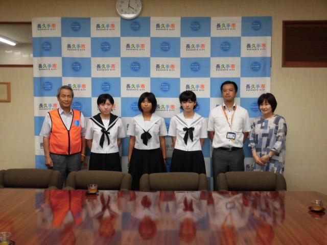 市長と3人の女子生徒、関係者の男性と女性が並んで写っている写真