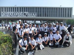 平和記念式典の会場で、生徒達と引率者が並んで写っている集合写真