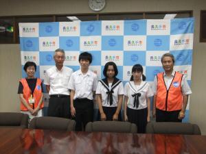 男子生徒1名、女子生徒2名、関係者の方2名と市長が並んで写っている写真