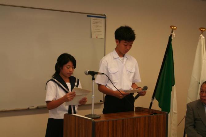 教室の演壇に立ちフランス語によるあいさつをしている男子生徒と女子生徒の写真