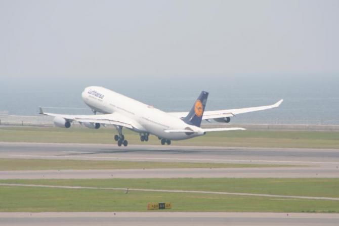 セントレア空港を離陸する、ルフトハンザ航空737便の飛行機の写真