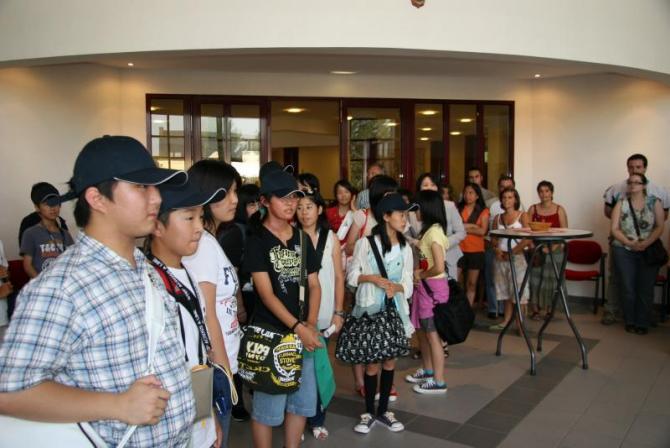 横一列に並んで立ちホストファミリーと対面した生徒たちの写真
