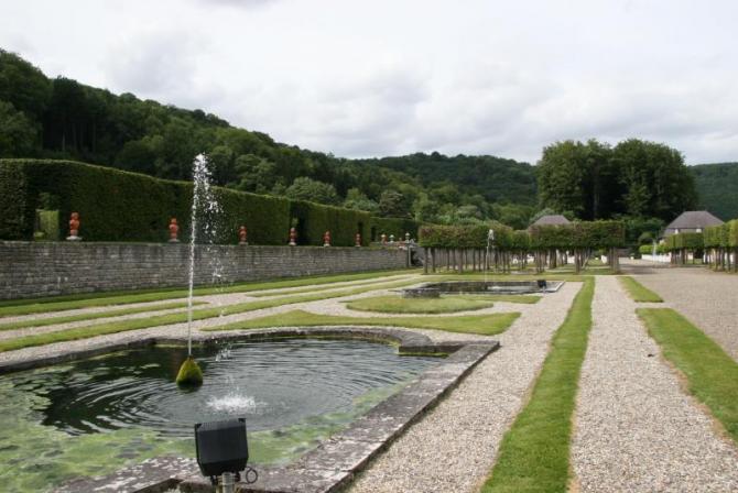美しい庭園と噴水があるフレイール城の中庭の写真