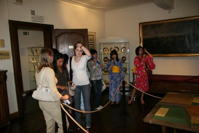 ウェリントン博物館の展示を見学している生徒とホストファミリーの写真