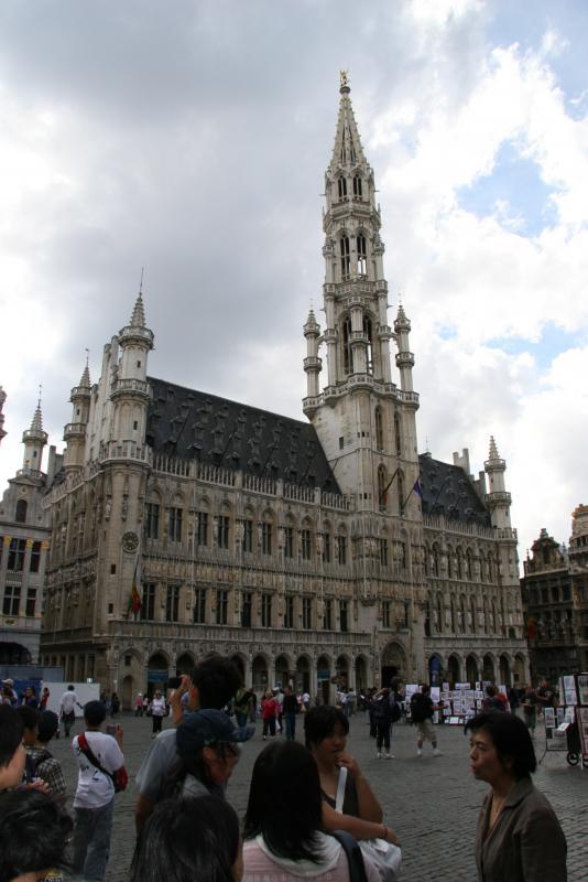 建物の中央に高い塔がそびえ立っているブリュッセル市庁舎の写真