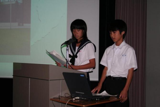 演壇とパソコンの前に立ち発表をしているBグループの女子生徒と男子生徒の写真