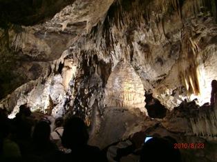 天井から先がとがった鍾乳石がいくつも伸びているアン・シュール・レッス洞窟の写真