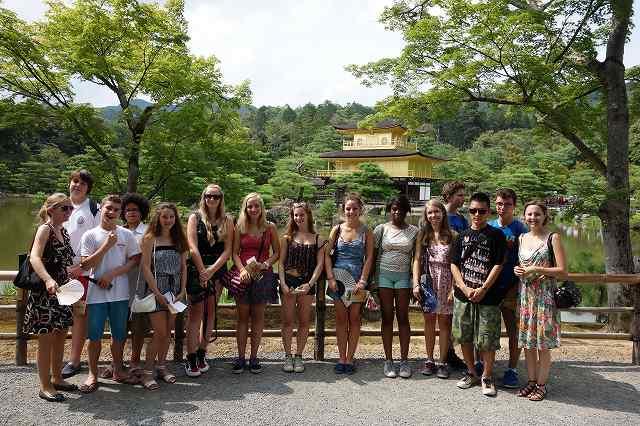 金閣寺をバックに撮影したワーテルロー市訪問団の学生たちの集合写真