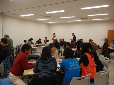 参加者がいくつかのグループに分かれて、話し合いが行われている様子の写真
